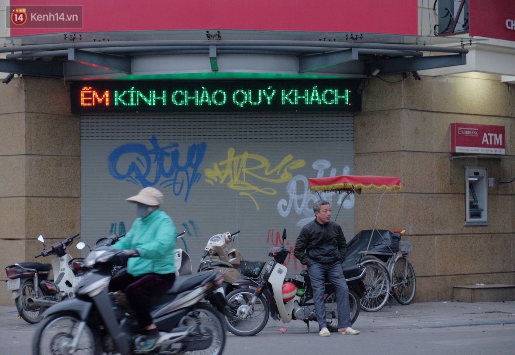 Nhiều hộ dân phố cổ bức xúc khi chỉ sau một đêm, cửa nhà mình bị bôi bẩn bởi hình vẽ xấu xí